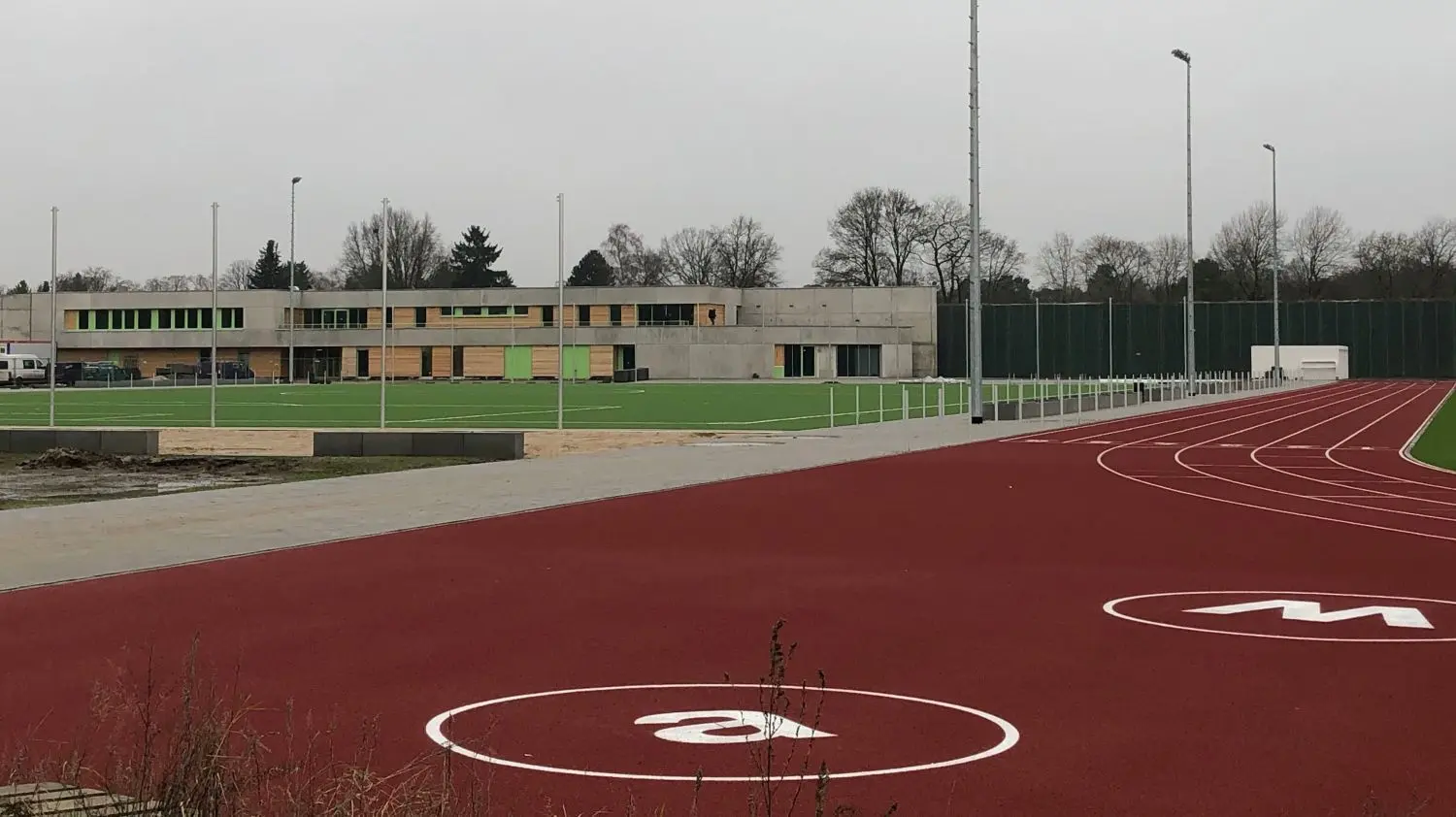 Inzwischen ist der Sportpark Bergfelde weit fortgeschritten, sowohl der Platz als auch das Sportfunktionsgebäude.