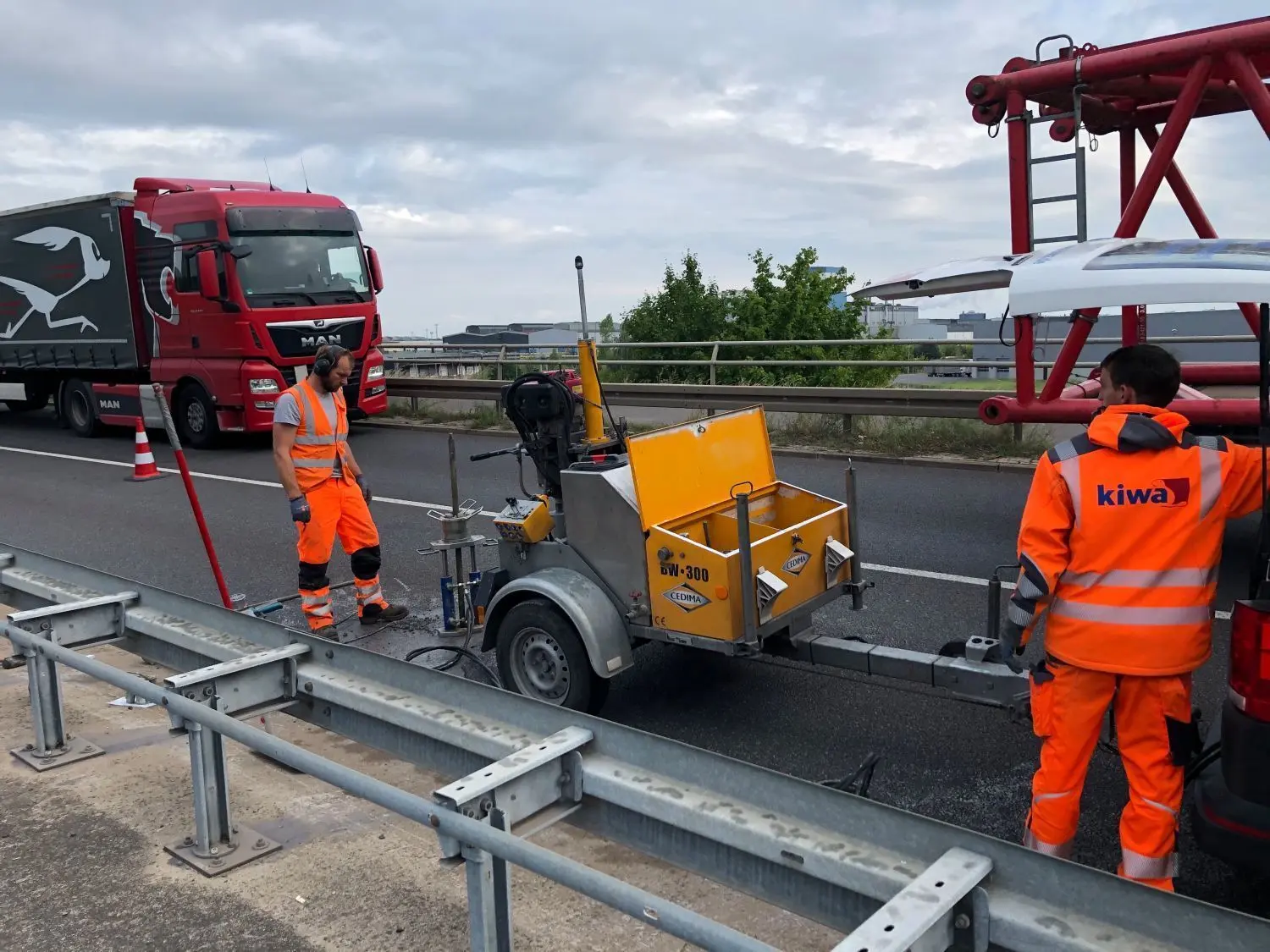 Vorbereitung: Im vergangenen Jahr wurden an der Brücke, die Bestandteil der B112 ist, Bohrproben für weitere Untersuchungen genommen.