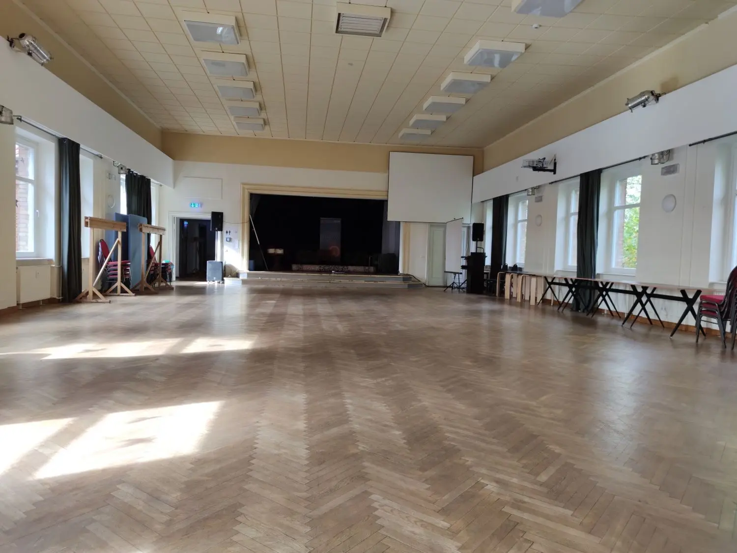 In den großen Saal im Oranienwerk dürfen momentan maximal 60 Personen.