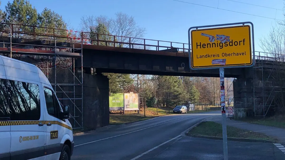 Die Brücke ist noch da. Die Arbeiten am Bauwerk über die Veltener Straße in Hennigsdorf musste am Mittwoch abgebrochen werden.
Der Aushub der Brücke musste abgebrochen werden.