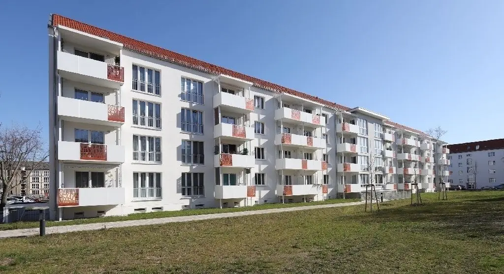 Helle Fassaden und viel Platz für Tageslicht: Neben großen Balkonen gibt es in diesem Wohnblock großzügige Fensterfronten.