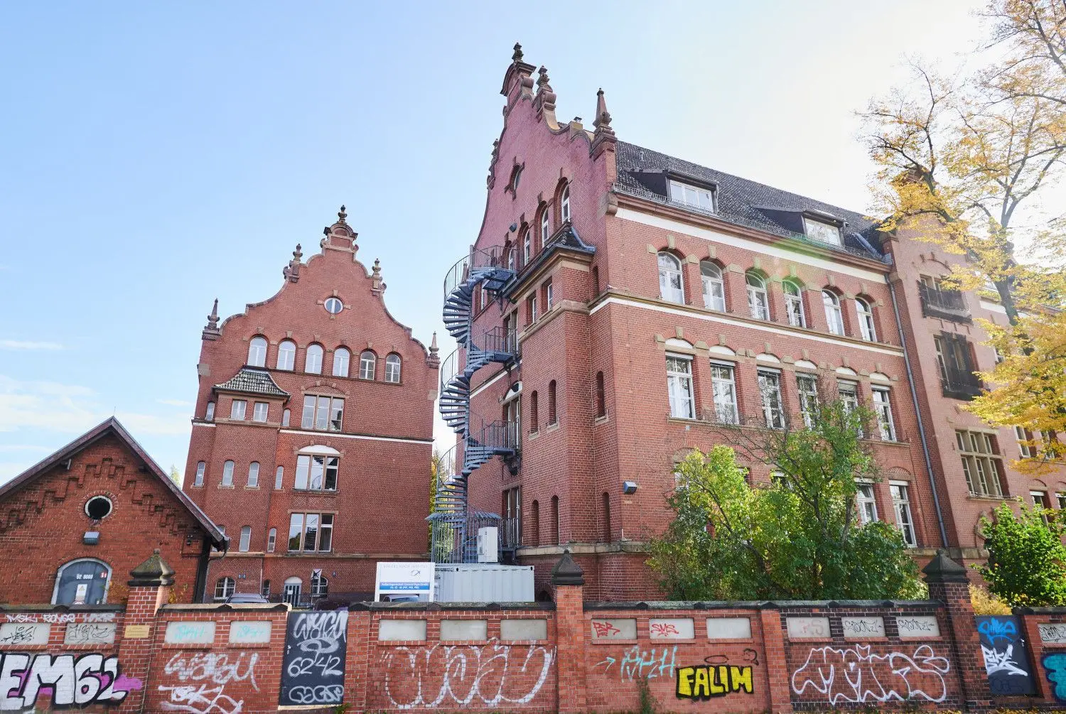 Ein Gebäude des Robert Koch-Institutes in der General-Pape-Straße, das laut Polizei in der Nacht zu Sonntag, 25.10.2020 mit Flaschen und Brandsätzen beworfen wurde.