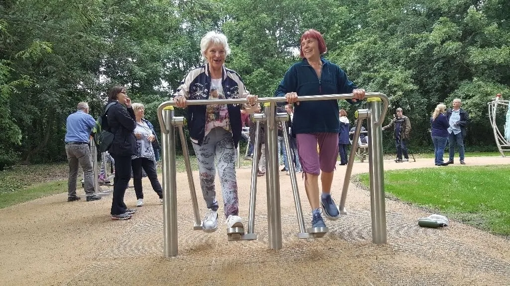 Vergnügt bei der Sache: Karin Griesche und Gitte Warzecha (von links) haben zur Eröffnung den Beintrainer ausprobiert. Beide freuen sich, dass Schöneiche jetzt über eine solche Anlage zum Fithalten verfügt.