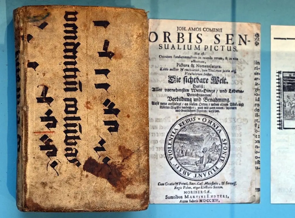Das Buch von Johann Amos Comenius „Die sichtbare Welt. Orbis sensualium pictus“ (1. Auflage 1658) gilt als das erste illustrierte Kinderbuch und wird im Kinderbuchmuseum im Havelland ausgestellt. Das Museum gibt einen Überblick über 300 Jahre der Kinderbuchproduktion. Vom ältesten Kinderbuch über die Jugendstilzeit bis in die 60er Jahre reicht die Auswahl der Bücher.