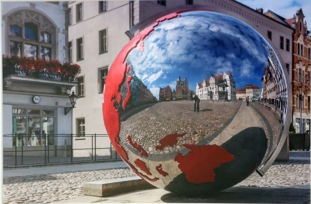 Hingucker: Die „Lutherstadt im Weltspiegel“ von Lothar Barthel gehört zur Ausstellung Wolkenlandschaften und Spiegelungen der Fotogruppe Rüdersdorf, die derzeit im linken Treppenaufgang des Kulturhauses zu sehen ist.