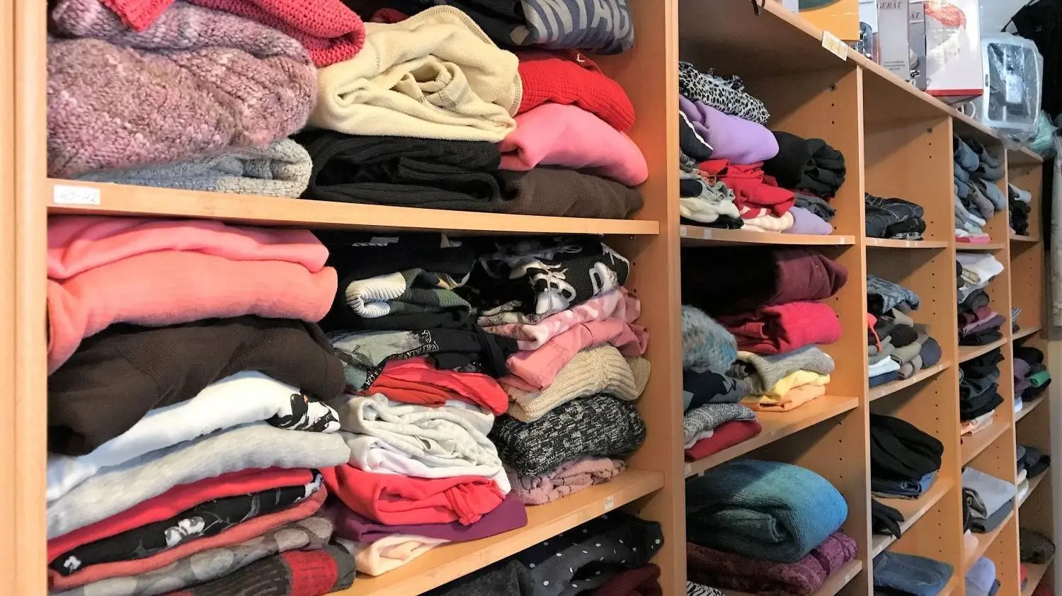 Pullover und Strickjacken: In den Regalen liegt die Bekleidung sauber und nach Größen sortiert.