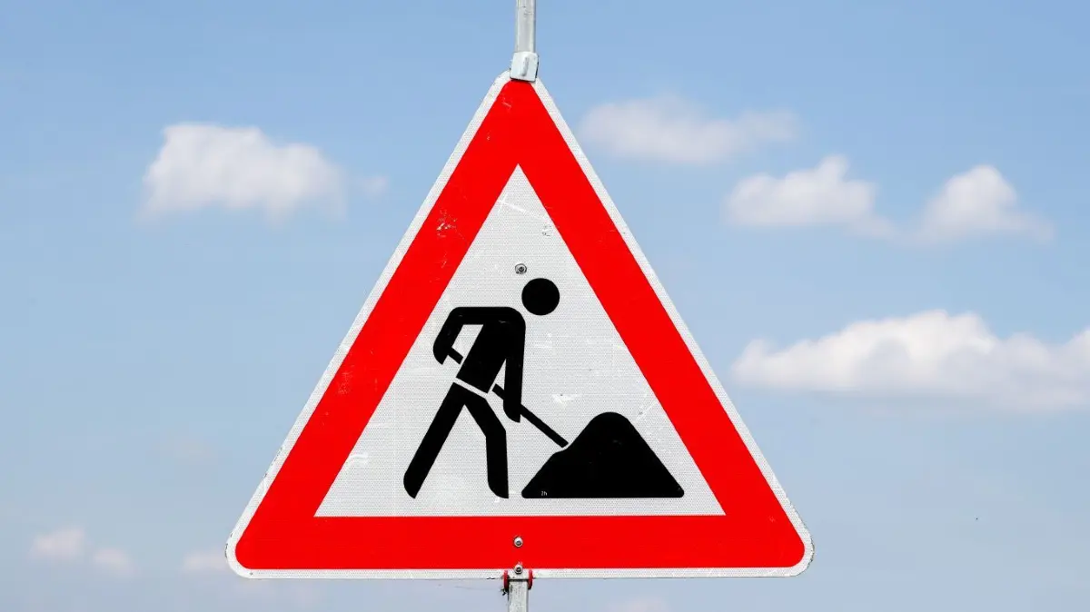 An der B112 im Bereich Eisenhüttenstadt ist in diesem Jahr eine große Baumaßnahme geplant. Es ist mit einer mehrmonatigen Sperrung zu rechnen. (Symbolbild)
Ein Schild weist auf die Baustelle an der A72 hin. Die Bauarbeiten an der Autobahn 72 von Chemnitz nach Leipzig kommen voran. Anfang August soll der vorletzte Abschnitt Borna-Rötha in Richtung Chemnitz für den Verkehr freigegeben werden, wie das Landesamt für Straßenbau und Verkehr in Dresden mitteilte. Die Gesamtfreigabe für den Abschnitt 5.1 sei für Ende September geplant. Er ist etwa 9,5 Kilometer lang und kostet rund 144 Millionen Euro. Im kommenden Jahr soll es noch Restarbeiten geben. Der Rückbau der B95 soll bis Ende 2021 abgeschlossen sein. +++ dpa-Bildfunk +++