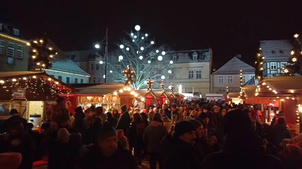 Am ersten Dezember wurde der Weihnachtsmarkt in Eberswalde eröffnet. Der Glühwein schmeckt auch in diesem Jahr. Die Preise tun es offensichtlich auch.
Am ersten Dezember wurde der Weihnachtsmarkt in Eberswalde eröffnet. Der Glühwein schmeckt auch in diesem Jahr. Die Preise tun es offensichtlich auch.