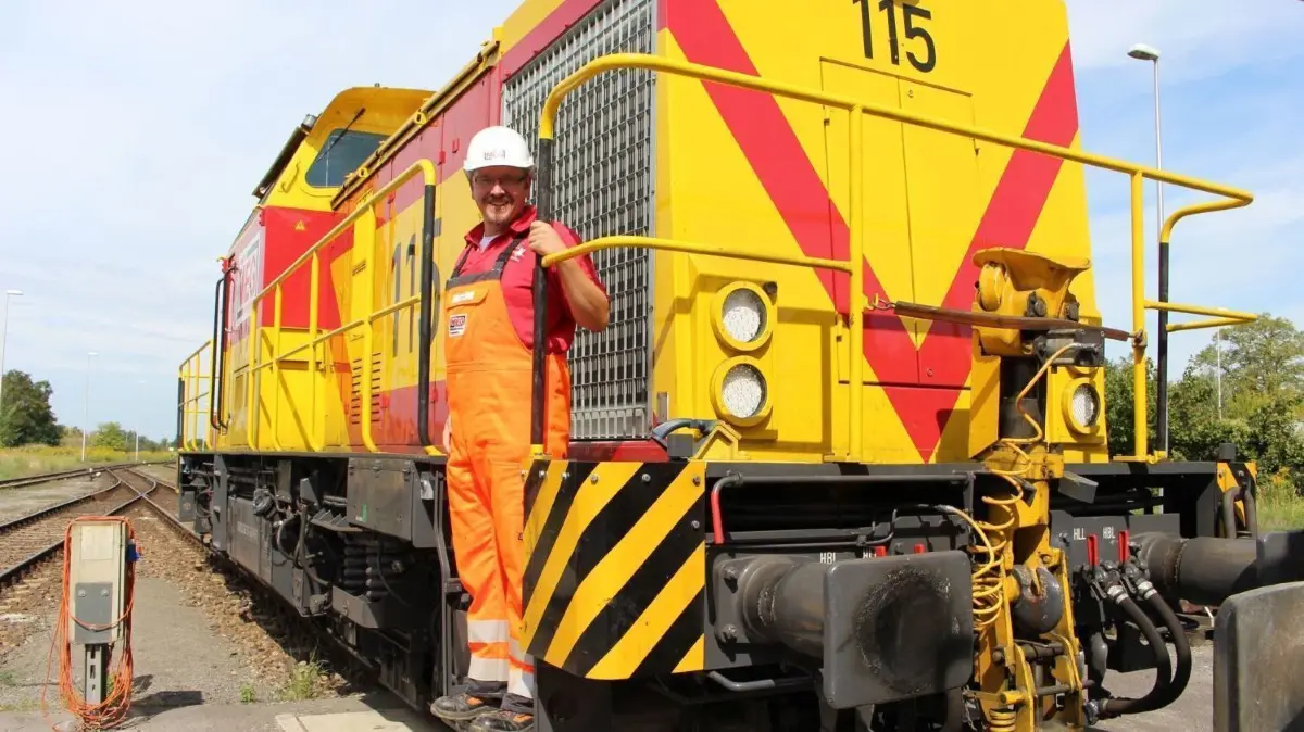 Derzeit fährt die Mitteldeutsche Eisenbahngesellschaft (MEG) nur im Güterverkehr für das Zementwerk. Rollen auf der Strecke zwischen Fredersdorf und Rüdersdorf mittelfristig auch wieder Personenzüge?
Derzeit fährt die Mitteldeutsche Eisenbahngesellschaft (MEG) nur im Güterverkehr für das Zementwerk. Rollen auf der Strecke zwischen Fredersdorf und Rüdersdorf mittelfristig auch wieder Personenzüge?