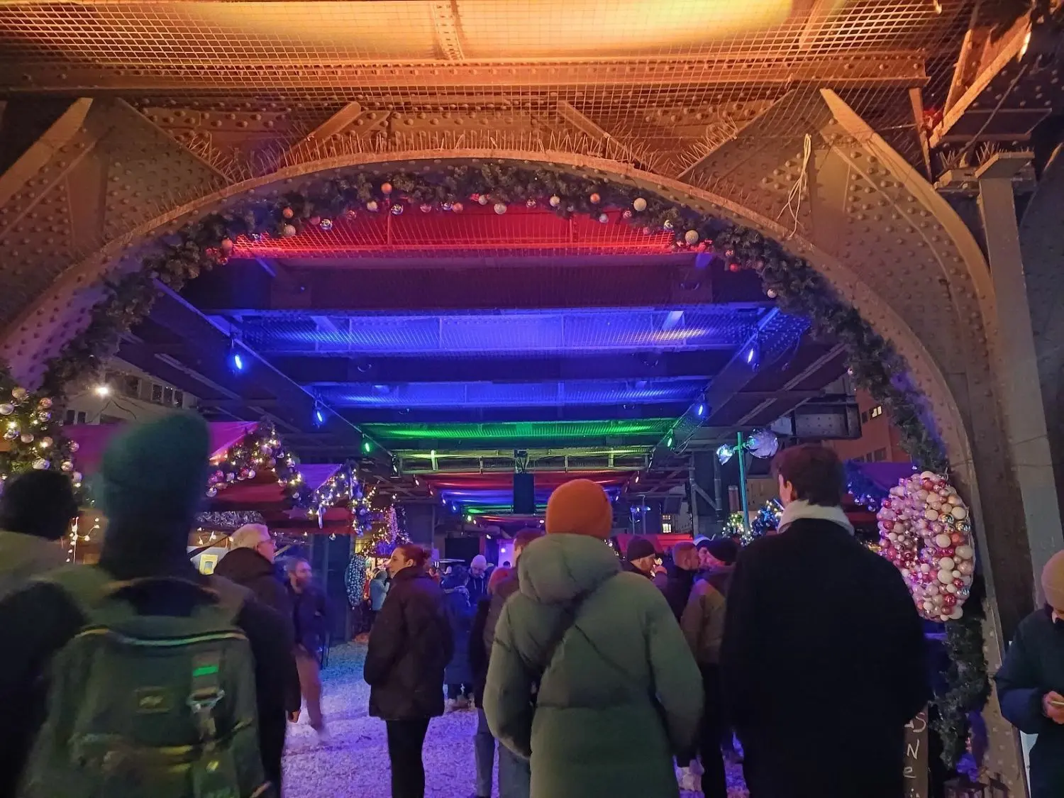 Die „LGBTIQ-Winterdays“ sowie der „Christmas Avenue“-Weihnachtsmarkt in Berlin finden seit vier Jahren traditionell unter dem Hochbahnviadukt am Bahnhof Nollendorfplatz statt.