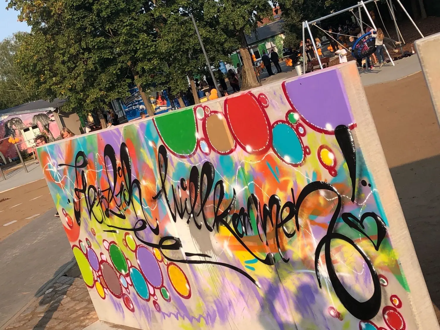 Erste Zeichen gesetzt: Die Graffiti-Wand am Eingang haben die Jugendlichen schon gestaltet.