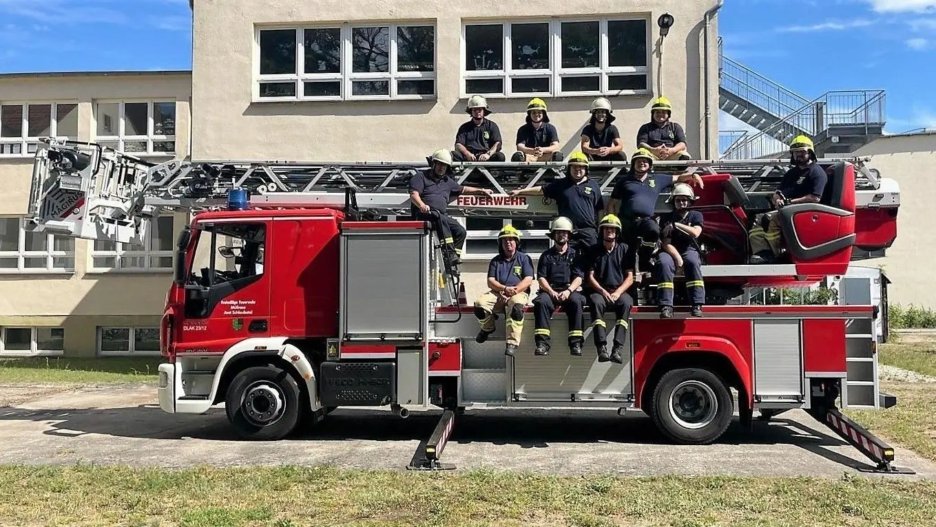 Gruppenbild auf der Drehleiter: Nach dem erfolgreichen Abschluss ihrer Schulung lassen sich die Kameraden der Amtsfeuerwehr Schlaubetal auf dem neuen Einsatzfahrzeug ablichten.