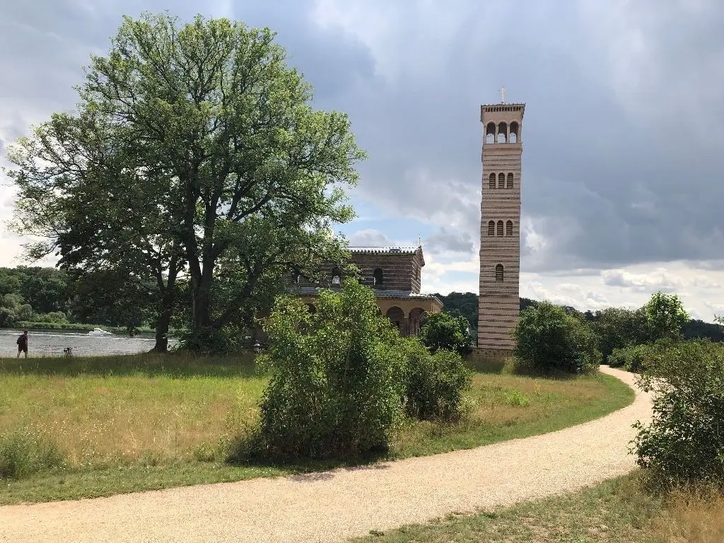 Wie ein Leuchtturm: die Sacrower Heilandskirche stand zu DDR-Zeiten im Grenzbereich.