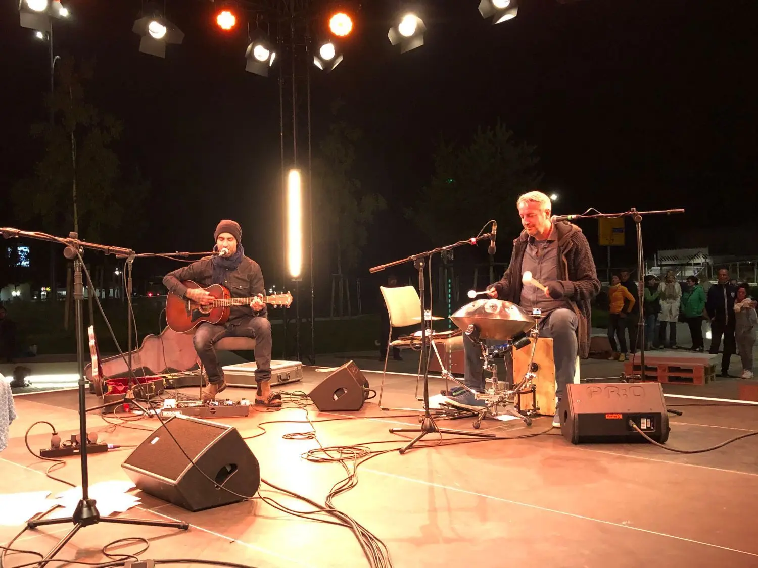 Zu später Stunde sorgten Nader Rahy (links) und seine Band mit dem richtigen Groove für entspannte Stimmung auf dem Rathausvorplatz.