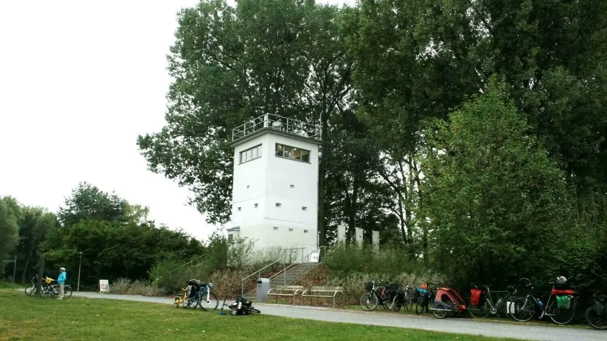 Der Mauerradweg führt direkt am ehemaligen Grenzturm - heute ein Museum - vorbei. Während viele Radtouristen hier eine Pause einlegen, zischen die auf Tempo bedachten Rennradler vorbei und gefährden Spaziergänger.
Grenzturm Mauermuseum Nieder Neuendorf Grenze Mauer August 2015