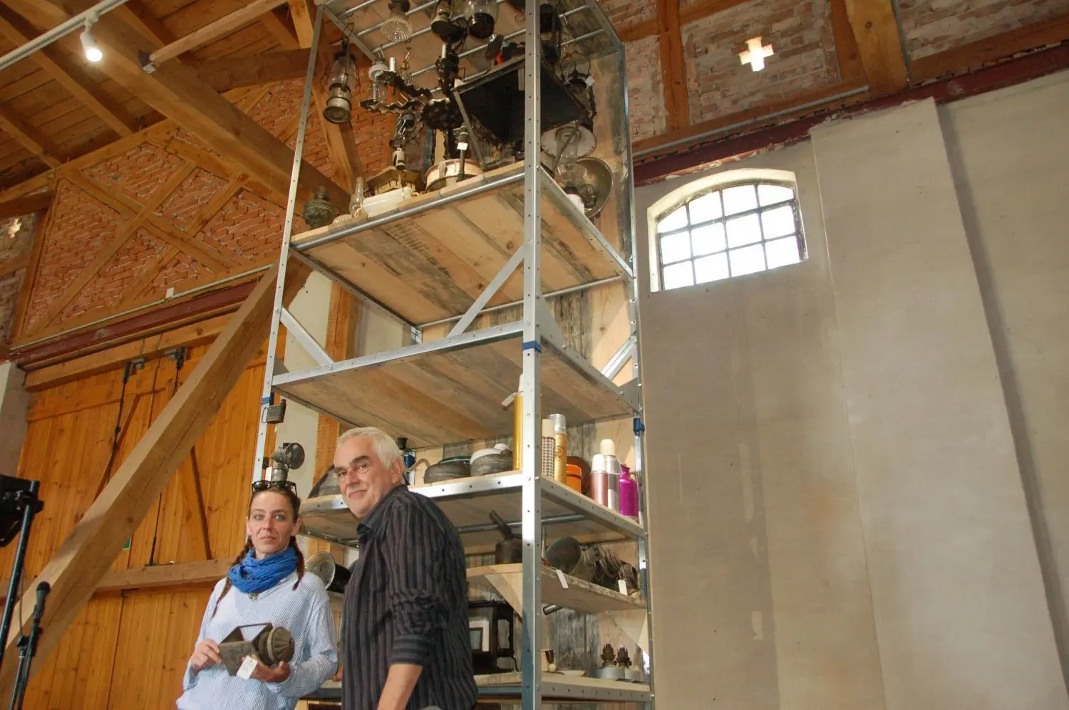 Tag des Sammelns im Oderbruchmuseum Altranft: Sammlungsleiter Nadja Hirsch und Peter Herbert vor neuem Objektturm.