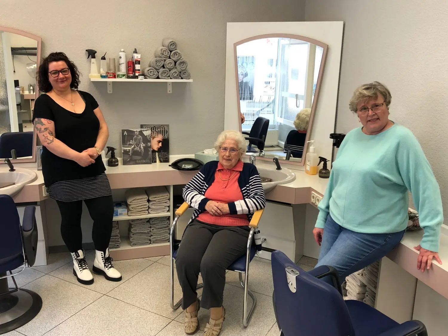 Anne-Kathrin Magdouli, geborene Fink, wird den Altstadtfriseursalon in der Oranienburger Havelstraße, den bislang Elfriede Woizeschke und danach ihre Tochter Jutta Quarg (von links) geführt haben, ab 1. März als „Finkis Altstadtfriseursalon“ weiterführen.