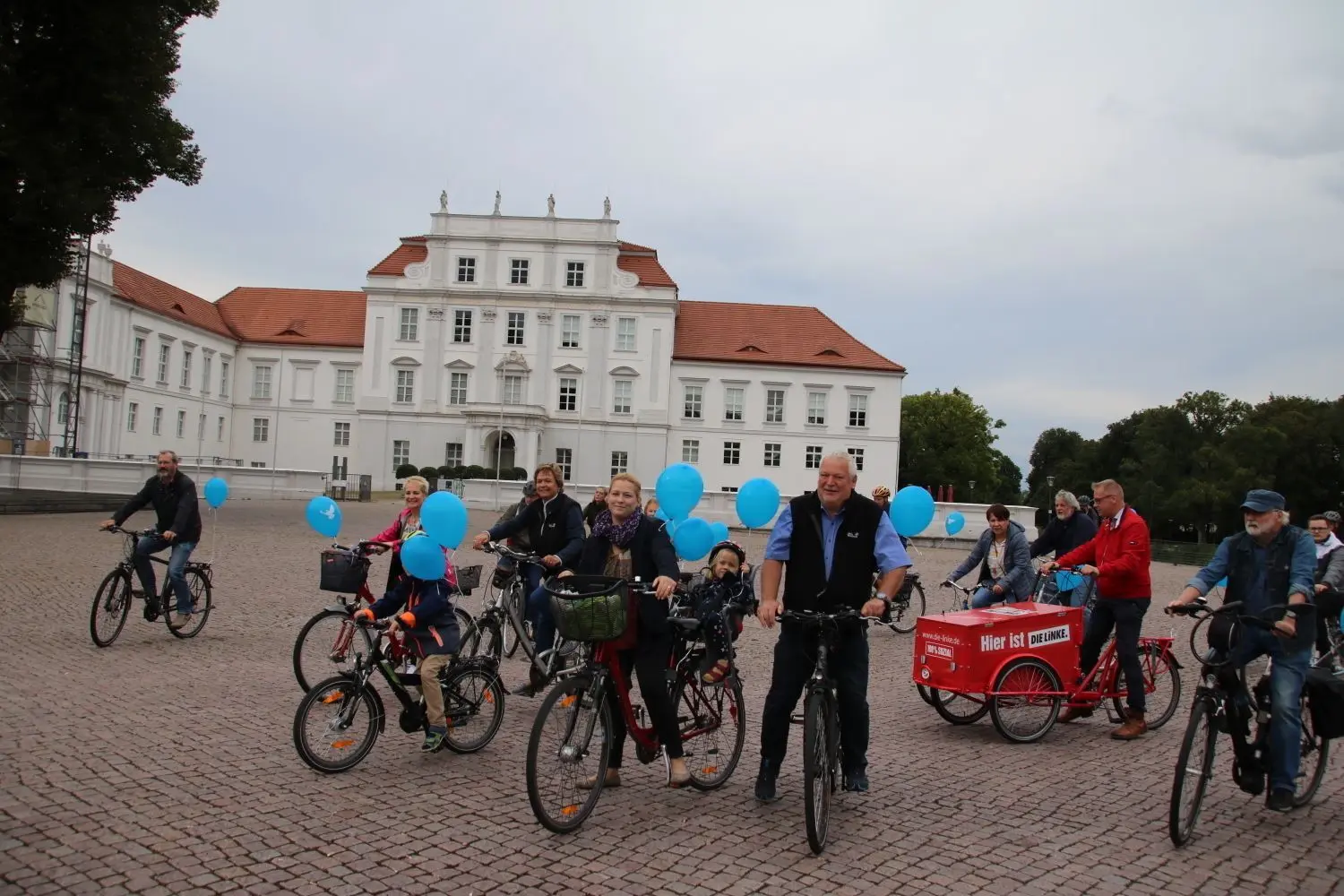 Die Friedenstour führte die die Radfahrer in Oranienburg auch zum Schloss.