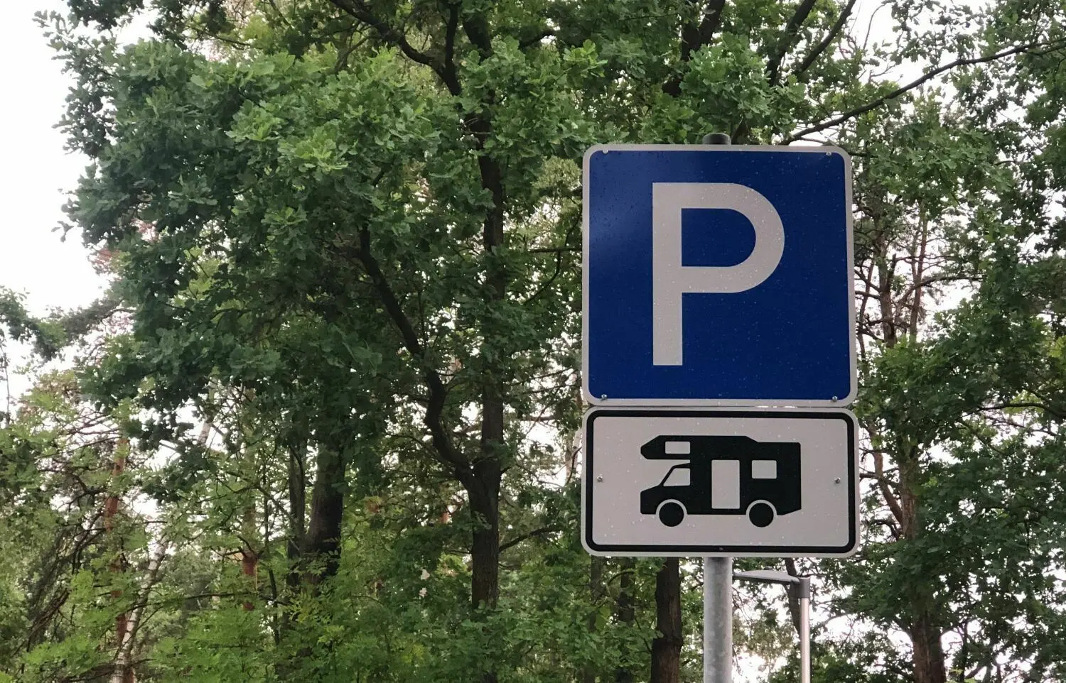 Wer mit dem Wohnwagen unterwegs ist, sucht oft nach einem speziellen Stellplatz mit extra Service. Eisenhüttenstadt kann so einen bieten.