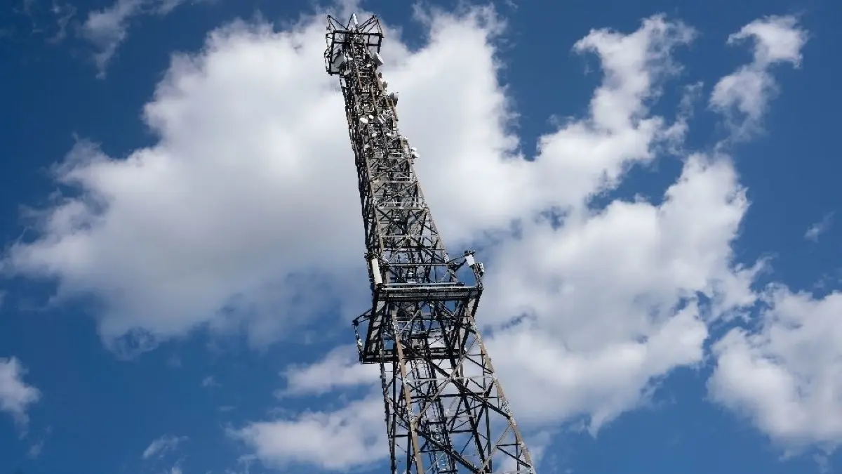 Seit August 2019 ermöglicht der Turm von Vodafone 5G-Mobilfunk in Frankfurt am Main.
18.09.2019, Hessen, Frankfurt/Main: Ein 70 Meter hoher Richtfunksammler-Mast steht im Stadtteil Sossenheim. Seit August 2019 ermöglicht der Turm von Vodafone 5G-Mobilfunk in Frankfurt. Er soll für schnelle mobile Datennutzung, störungsfreie Telefonate sowie GPS-Empfang für die Navigationsgeräte der Fahrzeuge an den umliegenden Autobahnen sorgen. Foto: Frank Rumpenhorst/dpa +++ dpa-Bildfunk +++