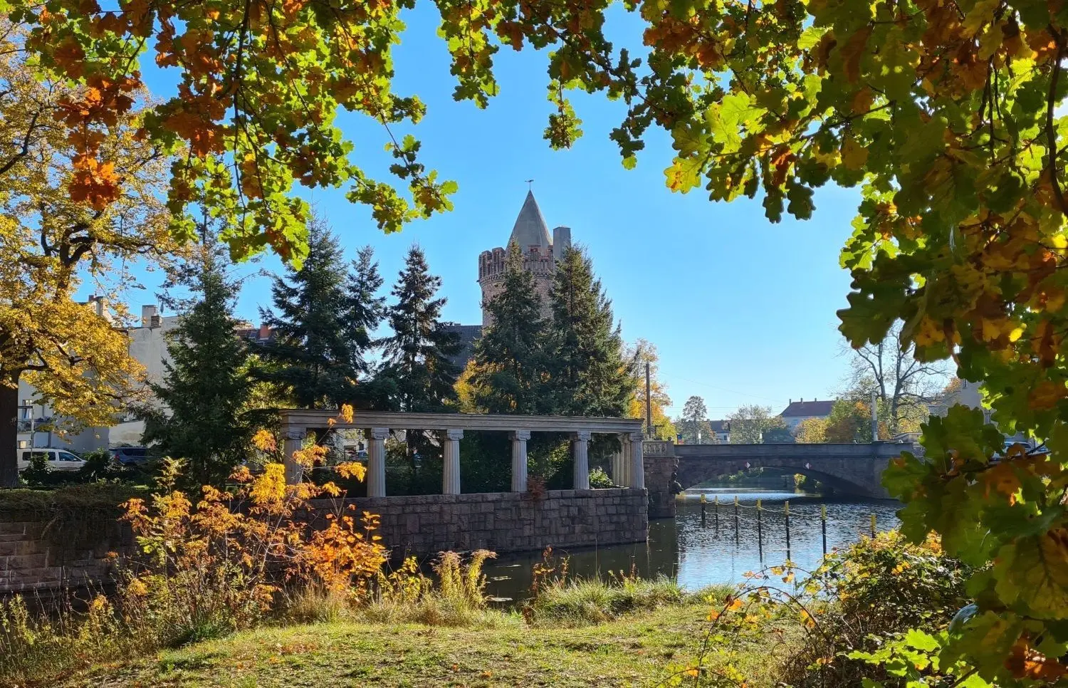 Herbst 2021 in der Neustadt: Blick vom Theaterpark zum Steintorturm