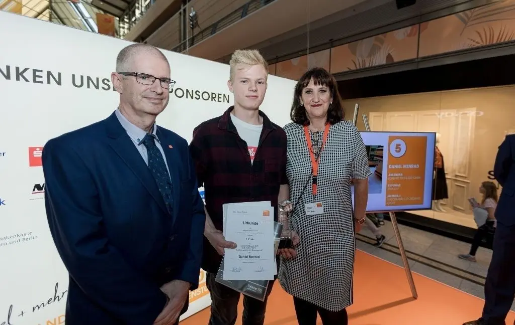Bei der Prämierung: Frank Adam (Landesinnungsmeister), Daniel Menrad und Anke Maske (Geschäftsführerin Landesinnungsverband Tischler Brandenburg)