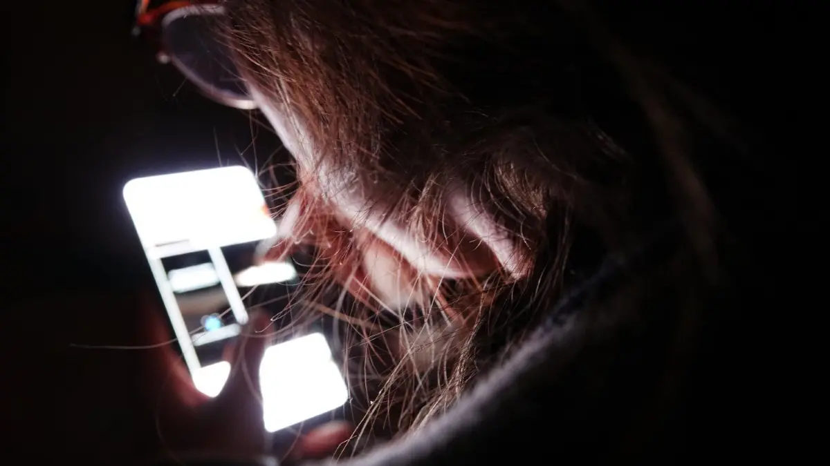 Ein Smartphone in der Hand setzt Kinder in eine globale digitale Welt, die sie nicht beherrschen können.
ILLUSTRATION - 30.09.2020, Nordrhein-Westfalen, Düsseldorf: Eine junge Frau bedient ihr Smartphone (gestellte Szene). Auf einer Pressekonferenz wird am 01.10.2020 ein neues Frühwarnsystems bei Mediensucht und Depression vor. DAK-Gesundheit und Berufsverband der Kinder- und Jugendärzte stellen das Vorsorgepaket für Kinder und Jugendliche vor. Foto: Weronika Peneshko/dpa +++ dpa-Bildfunk +++ | Verwendung weltweit