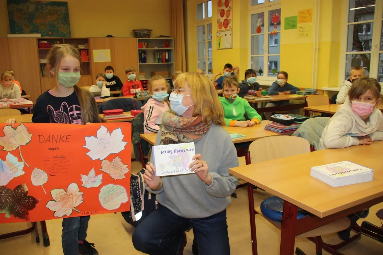 Vorlesetag in der Puschkinschule Angermünde: Kena Hüsers ist eine echte Schrfitstellerin, die den Kindern als Buchpremiere ihr neues Kinderbuch präsentiert. Dafür bedankt sich Felicitas für alle Kinder mit einem Poster voller selbstgeschriebener Gedichte.