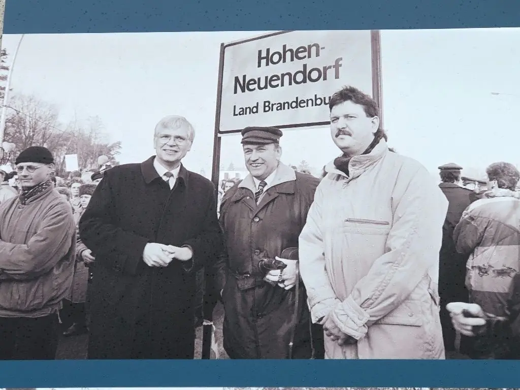 Das Land Brandenburg gab es noch gar nicht.Trotzdem hatte der erste Nachwende-Bürgermeister von Hohen Neuendorf, Günter Siebert (SPD), ein Ortseingangsschild zur Öffnung der Mauer mitgebracht. Nicht nur Detlef Dzembritzki (l.) und Dirk-Uwe Michaelis (r.) ließen sich davor ablichten. Auf der Rückseite, also der Ostseite, stand "Frohnau Land Berlin"