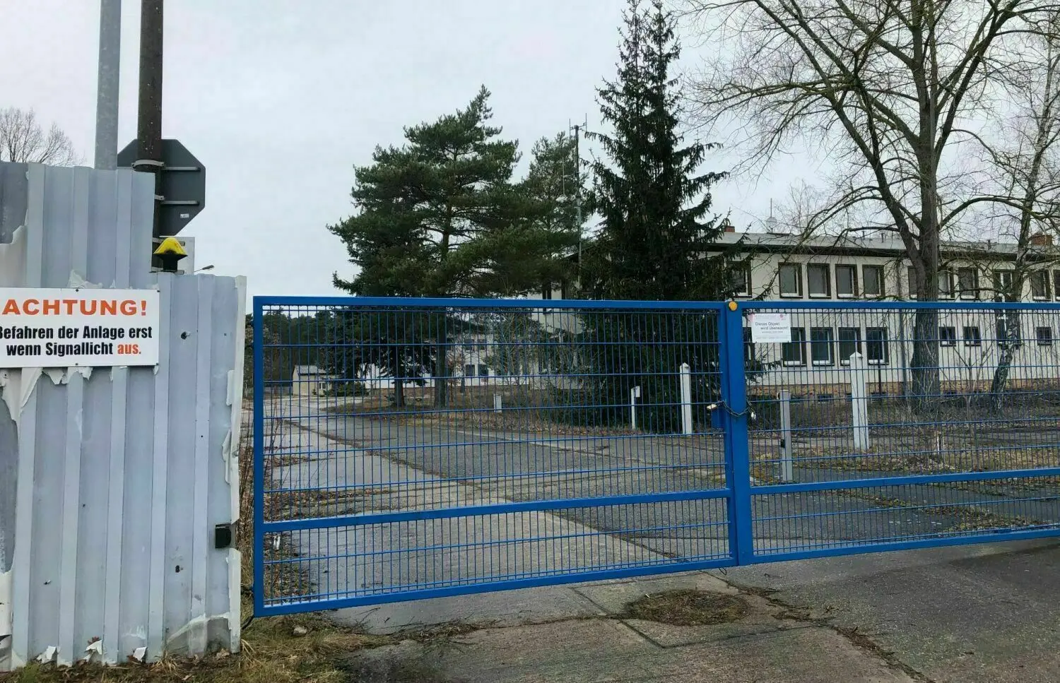 Ein Tor verschließt das Gelände am Standort Unterschleuse in Eisenhüttenstadt, an dem 2015 und 2016 schon einmal Flüchtlinge untergebracht waren.