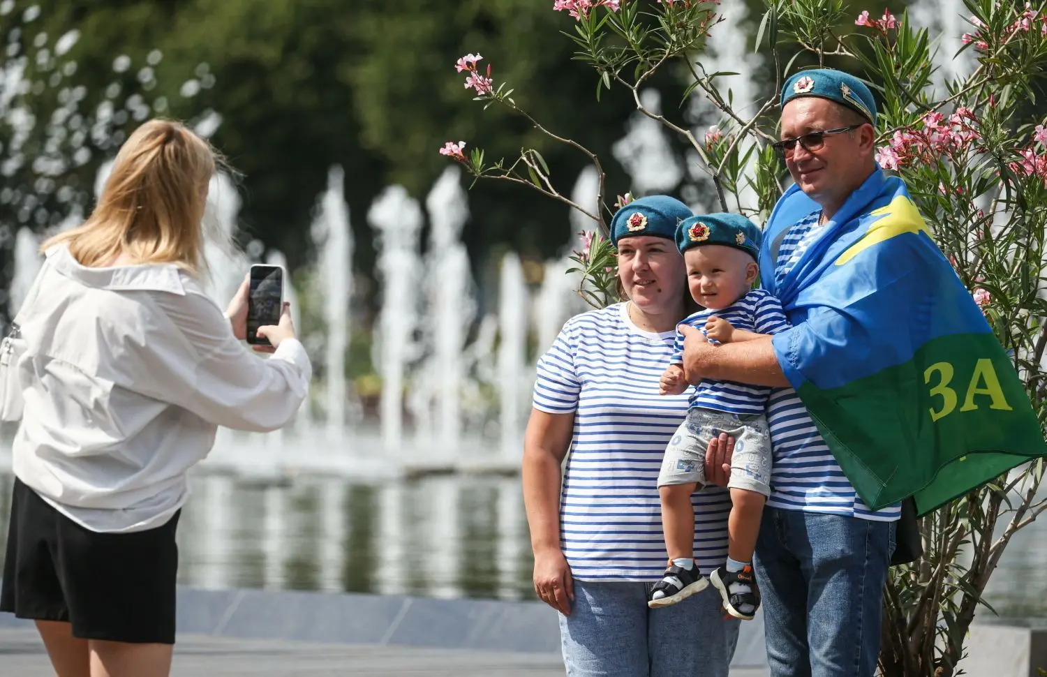 Noch ein Foto? Ein russischer ehemaliger Militärangehöriger genießt den Sommer. Die Ereignisse in der Ukraine scheinen weit weg.⇥