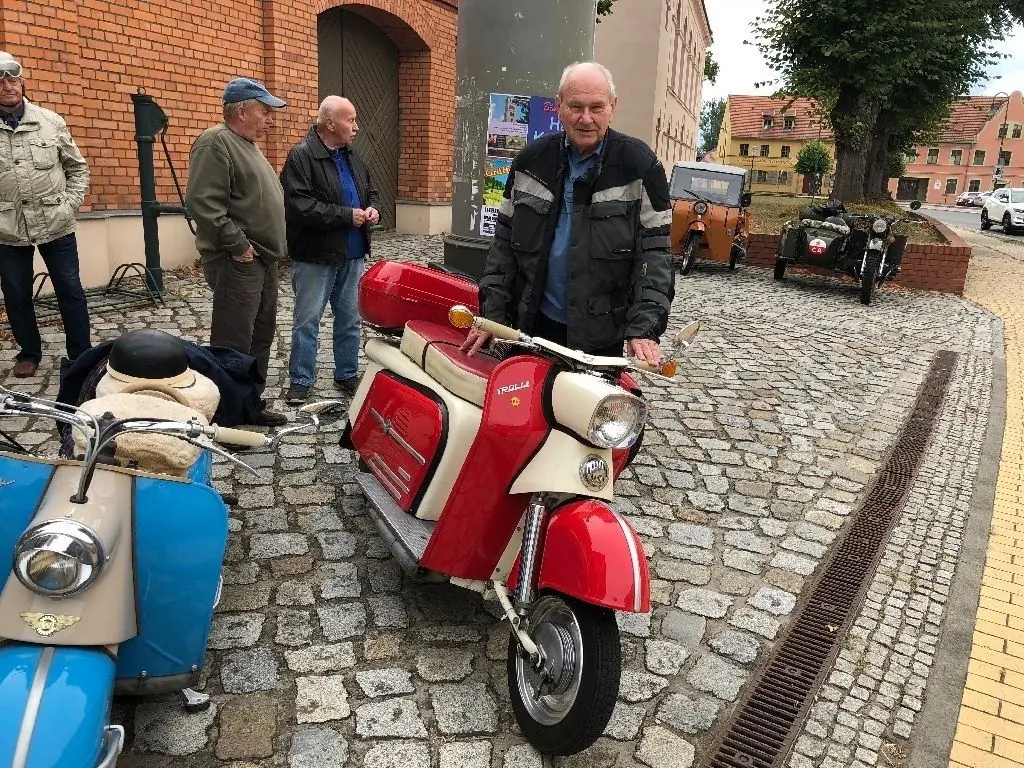 Norbert Stoschus mit seinem Motorroller "Troll 1".