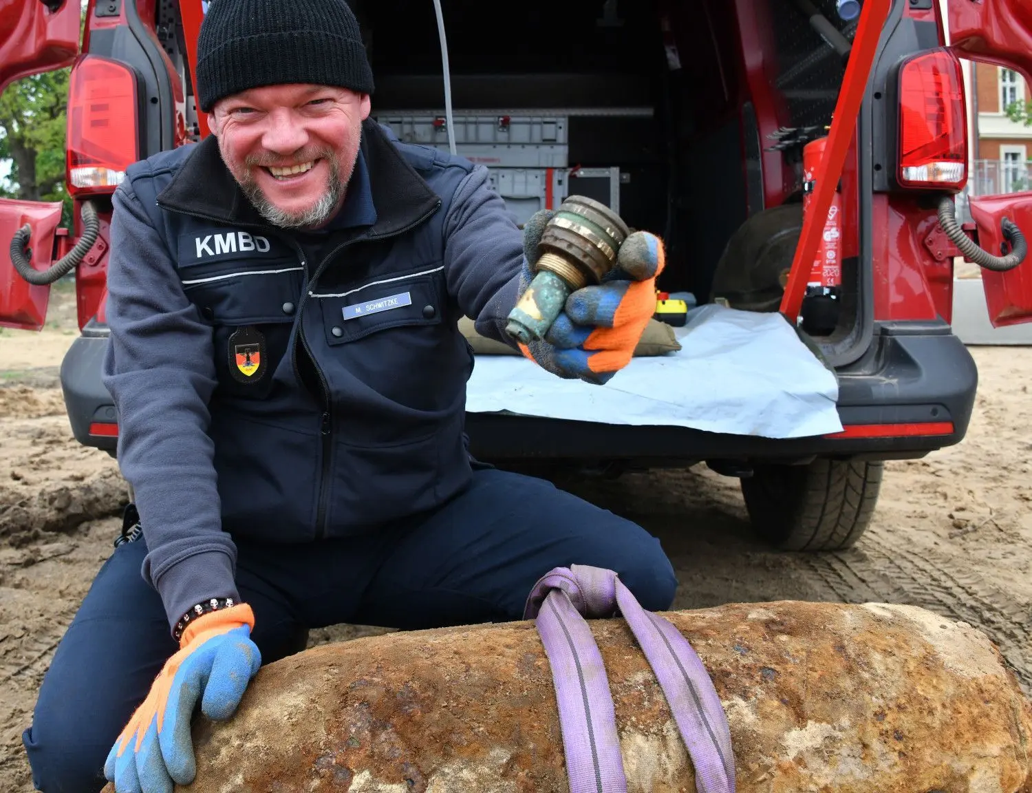 Sprengmeister Mike Schwitzke hält lachend den Zünder der entschärften Weltkriegsbombe in der Hand. Auf dem Baufeld des ehemaligen Tramdepots wurde eine 250 kg-Fliegerbombe englischer Herkunft entschärft. Betroffen von der Evakuierung sind etwa 3000 Menschen.