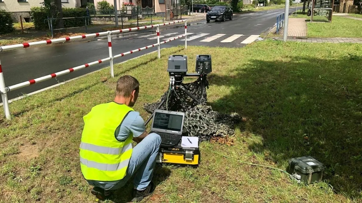 Die Gemeinde Rüdersdorf blitzt und kassiert Raser seit Mitte April selbst ab. Ein Schwerpunkt der Geschwindigkeitsüberwachung ist im Bereich der Kita in der Karl-Liebknecht-Straße.
Blitzer in Alt-Rüdersdorf in der Karl-Liebknecht-Straße am 27. Juli 2023.