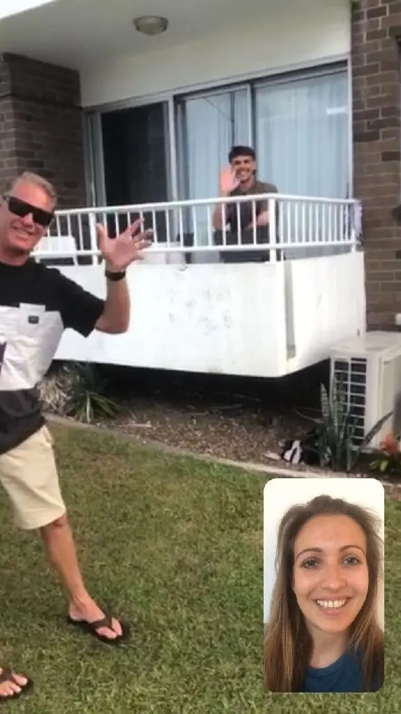 Virtuell nach Australien: Robbie und Joel, letzterer noch in Quarantäne, darf aber Besuch mit Abstand vorm Balkon empfangen.