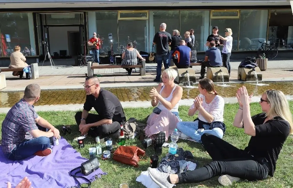 Entspannt und begeistert: Passanten blieben stehen oder machten es sich bequem und lauschten der Straßenmusik, die Künstler am Sonnabend darboten.