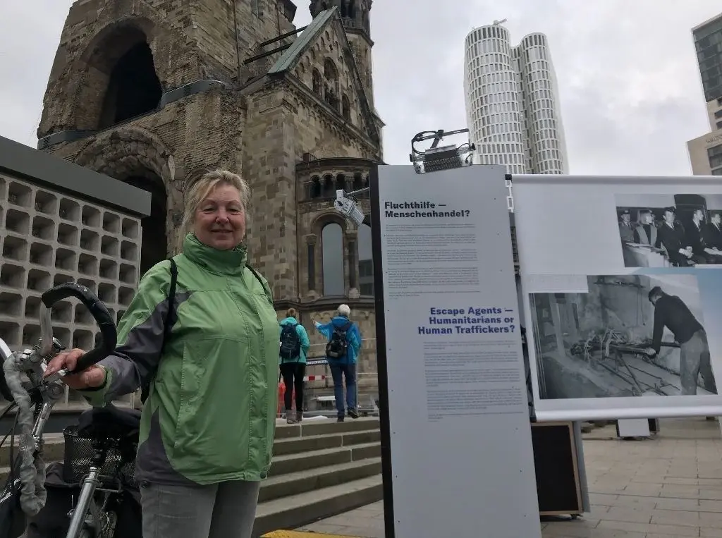 Besucherin und Zeitzeugin: Anne Blaubock aus Charlottenburg fährt mit dem Fahrrad die historischen Orte ab.