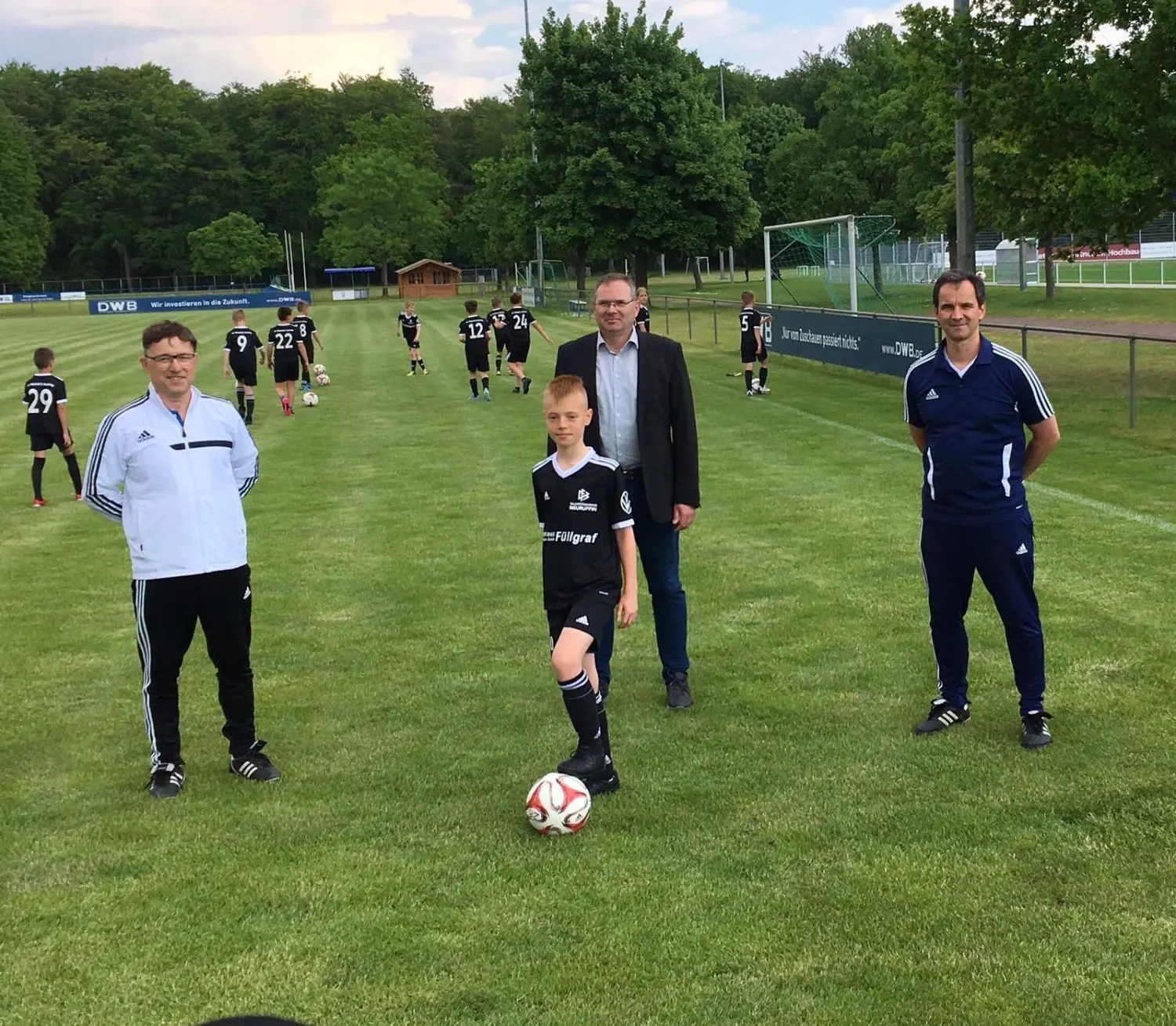 Neuer Partner: Das VW-Autohaus von Andreas Heidrich (Mitte) investiert für die Kreisauswahlmannschaften. Trainer Jens Reckmann (rechts) und Dietmar Bletsch (links) freuen sich über die schnelle Hilfe. Auswahlspieler Joel Lutter (Mitte) zeigt, wie die Prignitz/Ruppin künftig aussehen werden.