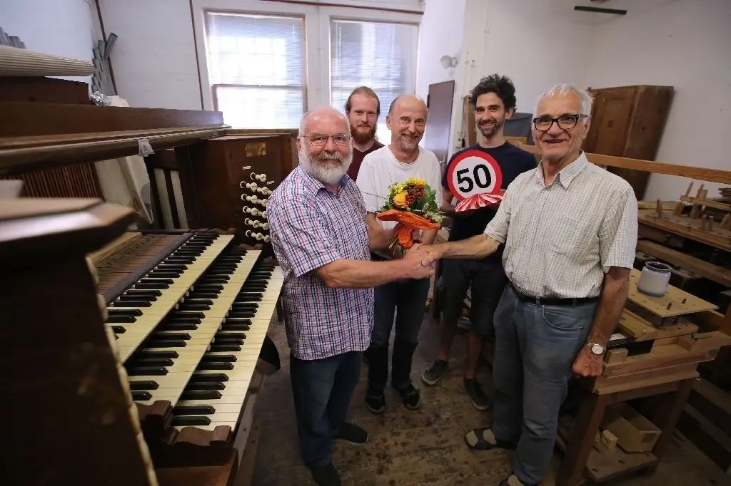 Glückwünsche zum Jubiläum: 50 Jahre Orgelbau feiert Harry Sander (links). Sein Lehrmeister Ulrich Fahlberg, Mitarbeiter Andreas Müller, der zweite Geschäftsführer Andreas Mähnert und Julian Sander (von rechts) gratulieren zum Jubiläum.