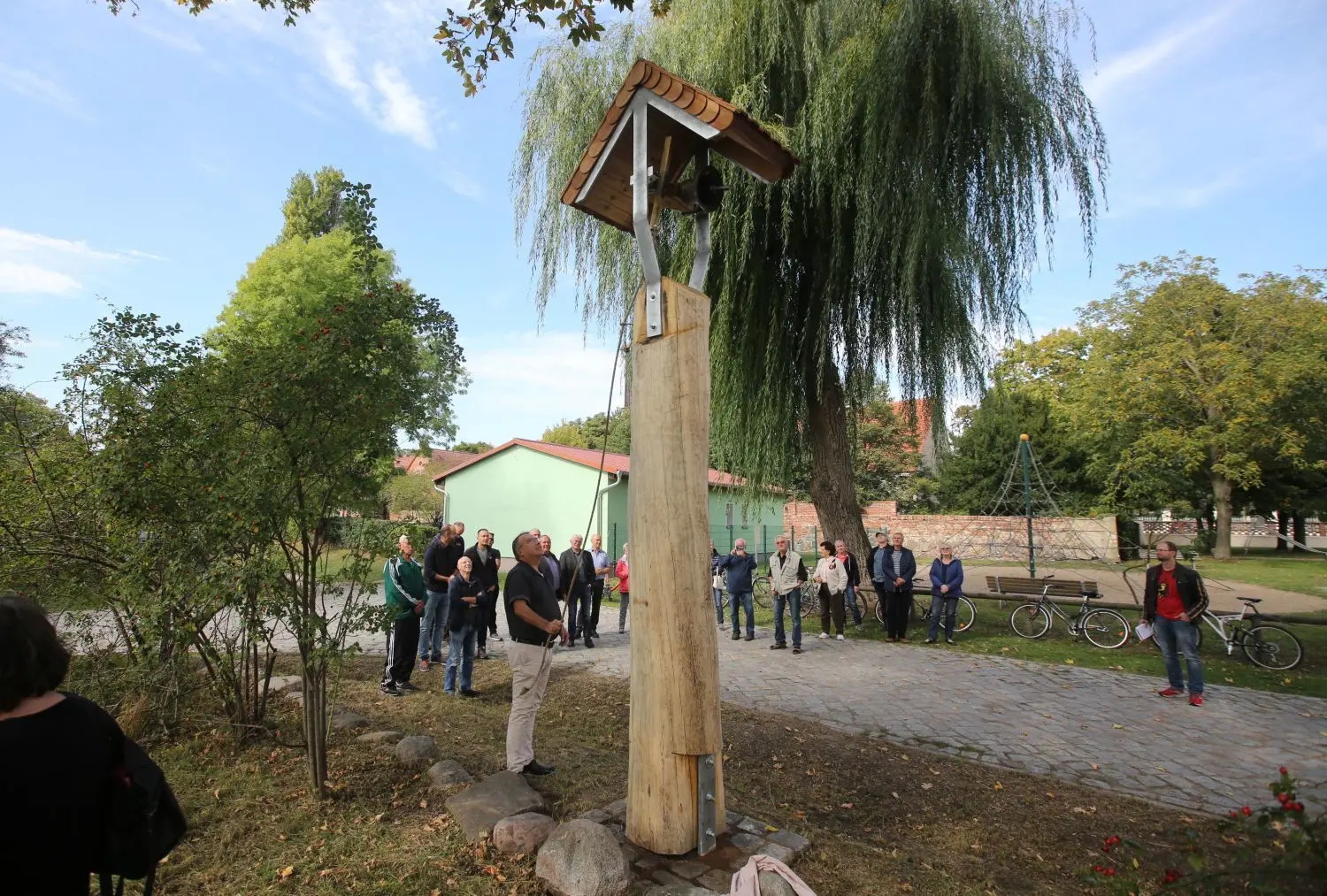 Schorfheides Bürgermeister Wilhelm Westerkamp ist am Dienstag der Erste, der die Glocke neben dem Schloss läuten darf.