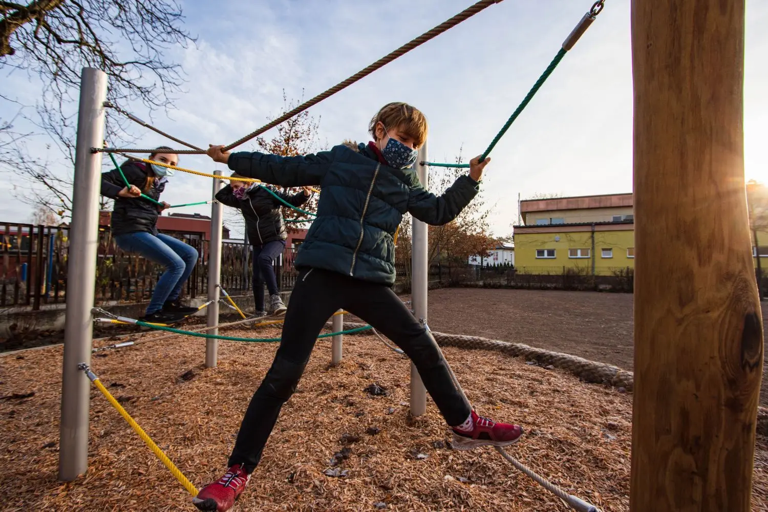 Schülerinnen und Schüler der Ahorn Grundschule in Hohen Neuendorf erkunden ihren neuen Kletterparcours.