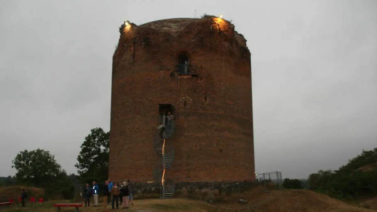 Der legendäre Grützpott in Stolpe bei Angermünde ist ein Burgturm aus dem Mittelalter. Die Landschaft in Stolpe bei Angermünde ist Teil des Nationalparks Unteres Odertal und hat eine wechselvolle Geschichte.
Der legendäre Grützpott in Stolpe bei Angermünde istt ein Burgturm aus dem Mittelalter. Die Landschaft in Stolpe bei Angermünde ist Teil des Nationalparks Unteres Odertal und hat eine wechselvolle Geschichte.