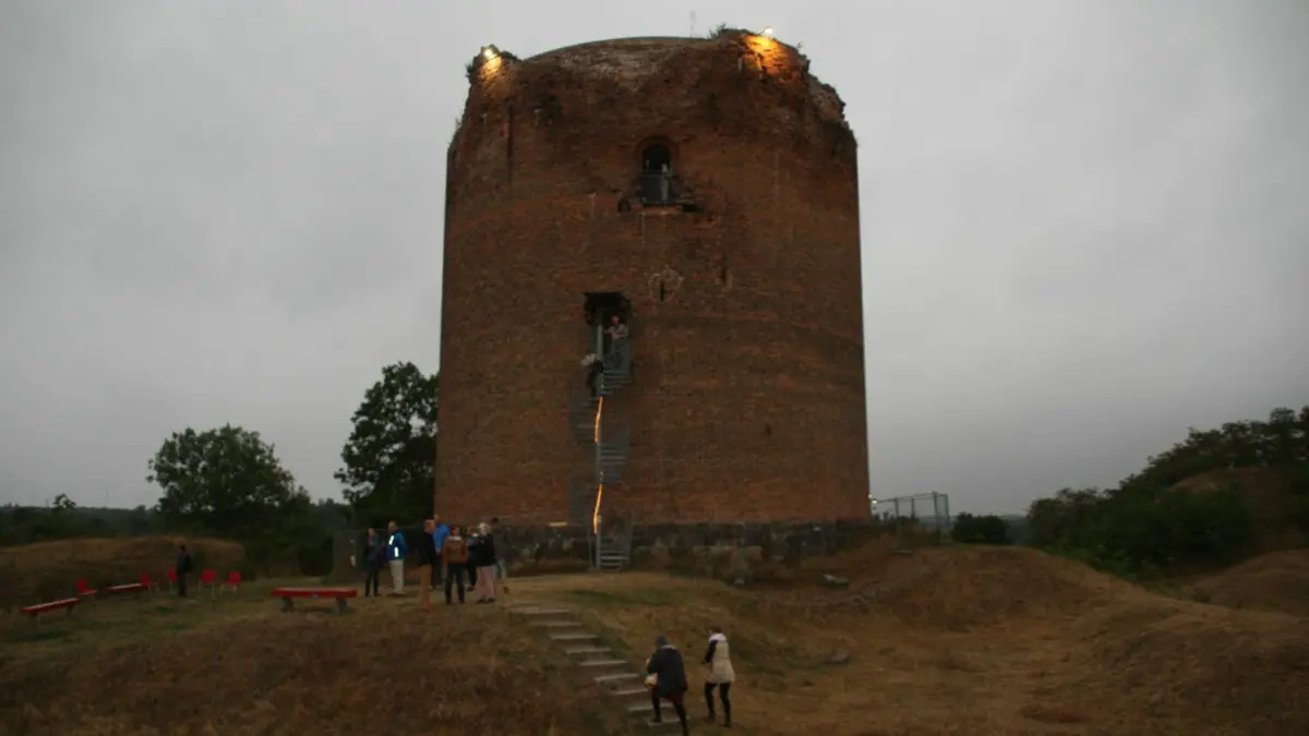 Der legendäre Grützpott in Stolpe bei Angermünde ist ein Burgturm aus dem Mittelalter. Die Landschaft in Stolpe bei Angermünde ist Teil des Nationalparks Unteres Odertal und hat eine wechselvolle Geschichte.
Der legendäre Grützpott in Stolpe bei Angermünde istt ein Burgturm aus dem Mittelalter. Die Landschaft in Stolpe bei Angermünde ist Teil des Nationalparks Unteres Odertal und hat eine wechselvolle Geschichte.