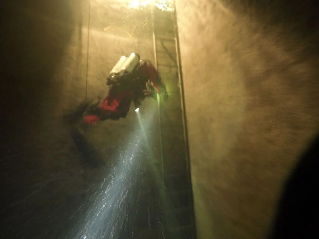 Die Sondereinsatzgruppe Wassergefahren der Freiwilligen Feuerwehr Grünheide trainiert im ungenutzten Wasserwerk von Oegeln. Die Speicherbecken bieten ihnen dafür beste Voraussetzungen.
