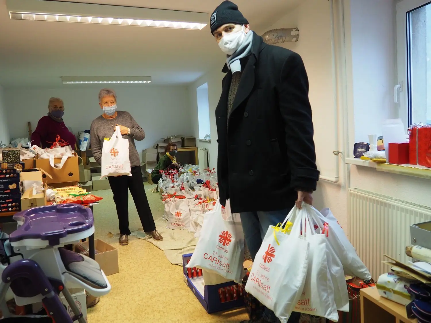 Charlotte Wichmann, Hannelore Wirth und Thomas Fröhlich (v.l.) gehören zu den Helfern, die bei der Caritas Frankfurt (Oder) die Päckchen für Weihnachten packen.