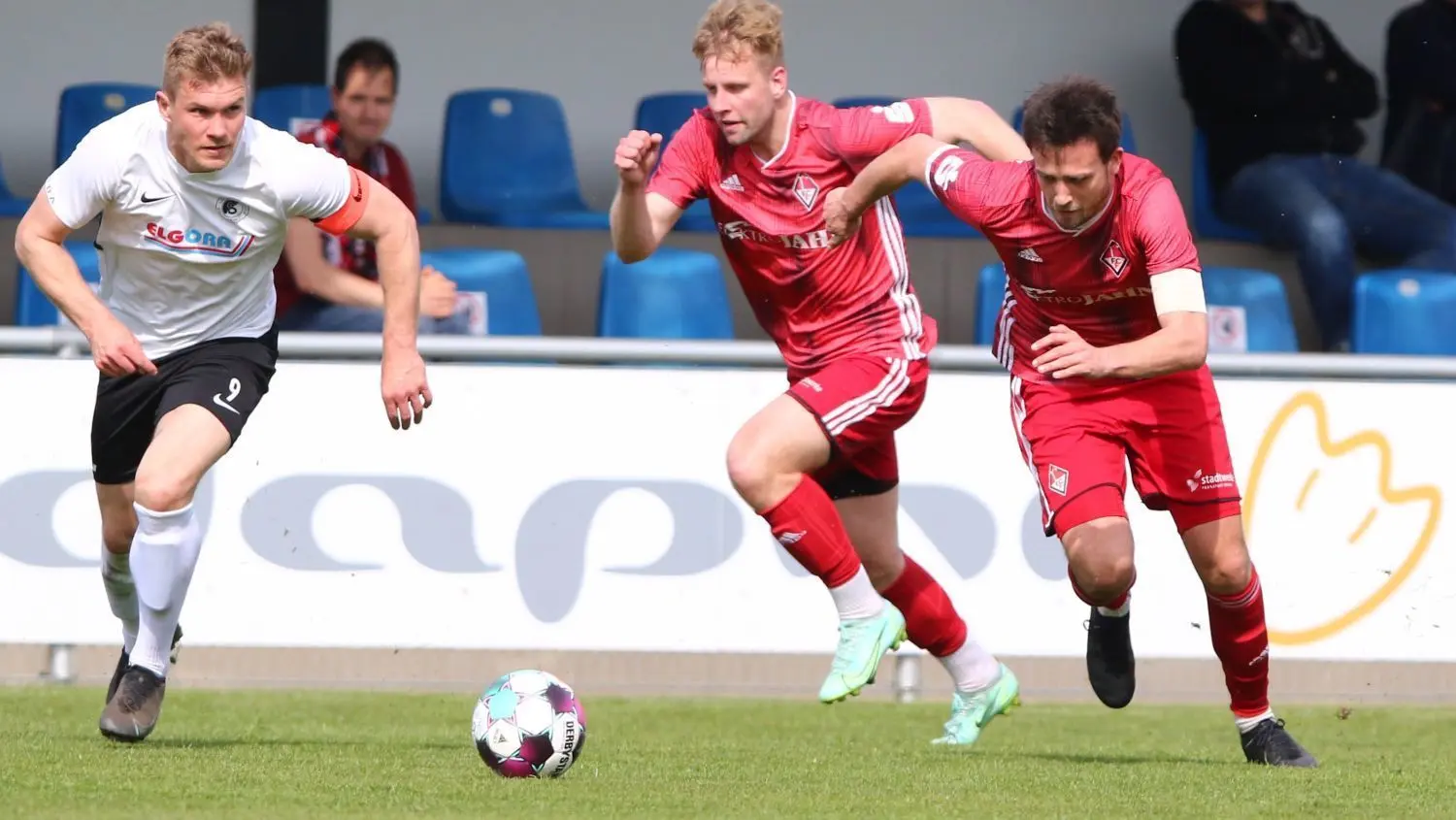 Umkämpft: Ein enges und gutes Spiel sahen die Zuschauer am 24. Spieltag der Brandenburgliga in Sachsenhausen. Für Tore war aber nicht nur dort in der Partie TuS gegen 1. FC Frankfurt reichlich gesorgt, auch auf den anderen Plätzen ging es hoch her. Hier zog Andor Müller (in Weiß) einen Sprint gegen Justin Winkel sowie Erik Huwe (rechts) an.