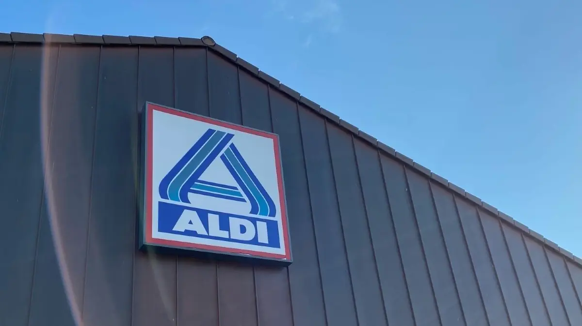 Bald eröffnet der neue Aldi–Supermarkt in Velten. In weniger als einem Jahr wurde der komplette Markt erneuert. Jetzt steht das Eröffnungsdatum fest.
ALDI - Supermarkt