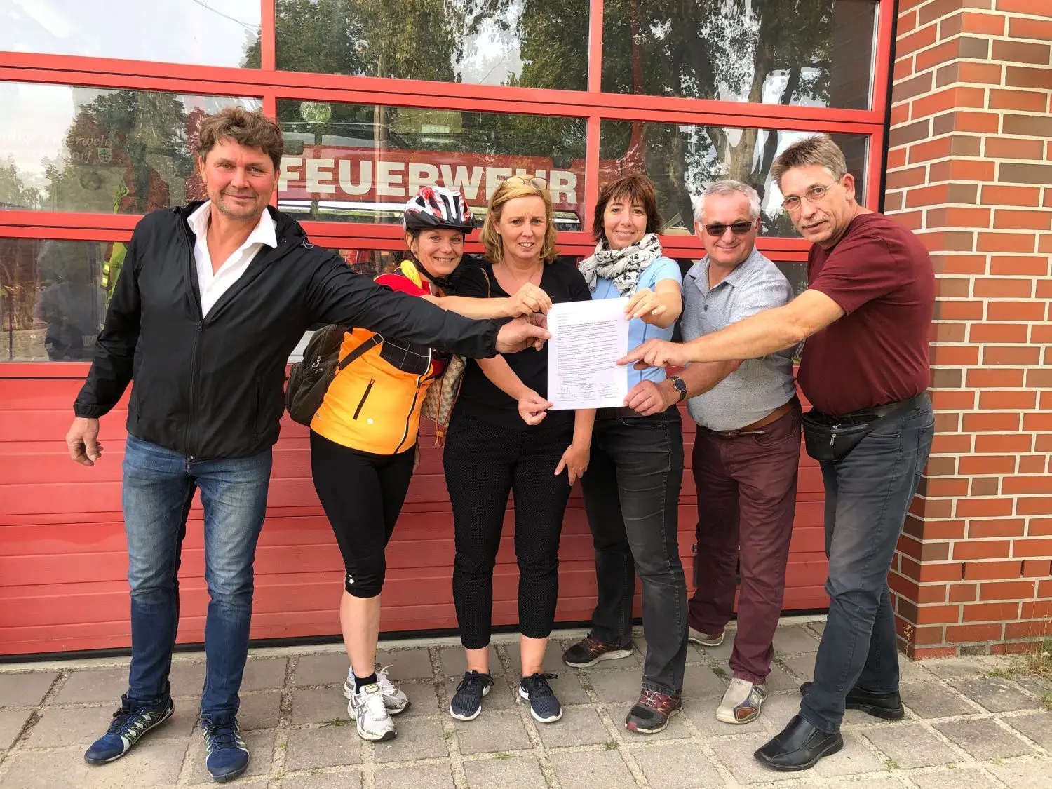 Ortsvorsteherinnen und Ortsvorsteher bringen die Petition auf den Weg: Jens Berschneider (Mühlenbeck), Katrin Kittel (Schmachtenhagen), Heike Bartel (Zehlendorf), Sprecherin Joana Ohme (Gemeindevertreterin aus Mühlenbeck), Heinz Ließke (Wensickendorf) und Thomas Pump (Zühlsdorf). Auf diesem Bild fehlt Thomas Krüger. Er vertrat Ortsvorsteher Dietmar Dessau.