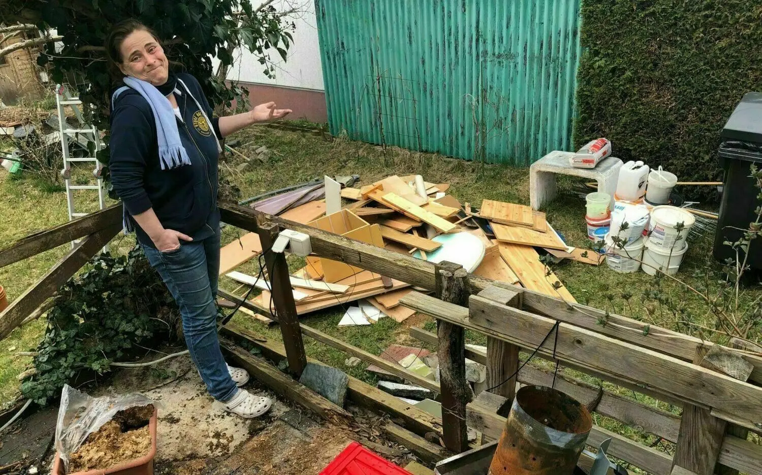 Hartz 4 Empfänger Erbt Teil Eines Hauses Müll in Erkner: Frau erbt Haus mit großen Mengen Abfall – Entsorgung