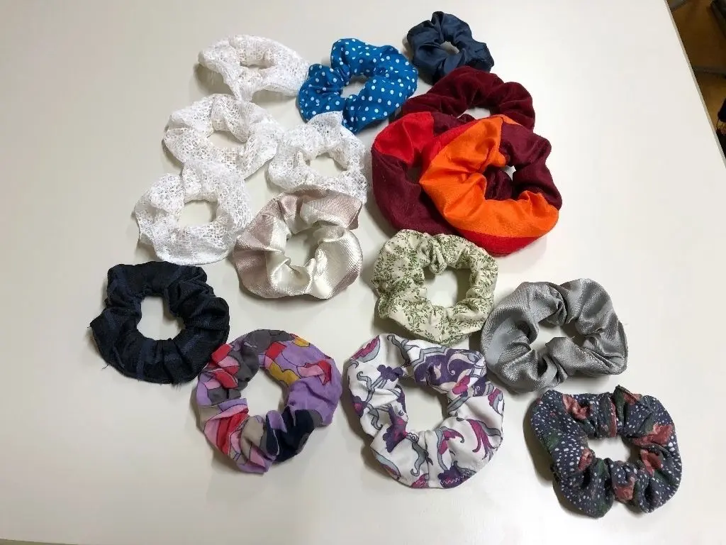 Das sind Scrunchies: Hergestellt aus gespendeten Stoffen.